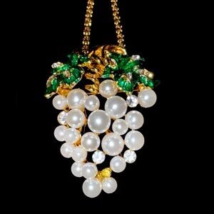 ⚪️ NWT! Pearl Rhinestone Berries Necklace & Brooch